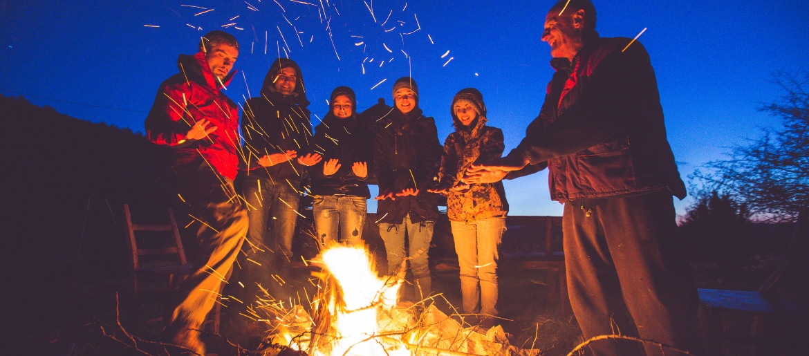 Am Lagerfeuer kommt man bei romantischer Stimmung gut ins Gespräch, und die Funken fliegen sowieso.