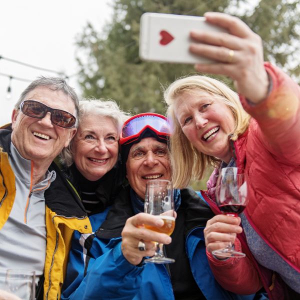 Single-Gruppe macht ein Selfie bei einem Skifahr-Event