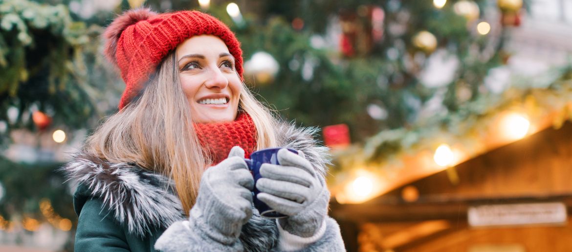 Singlefrau auf dem Weihnachtsmarkt