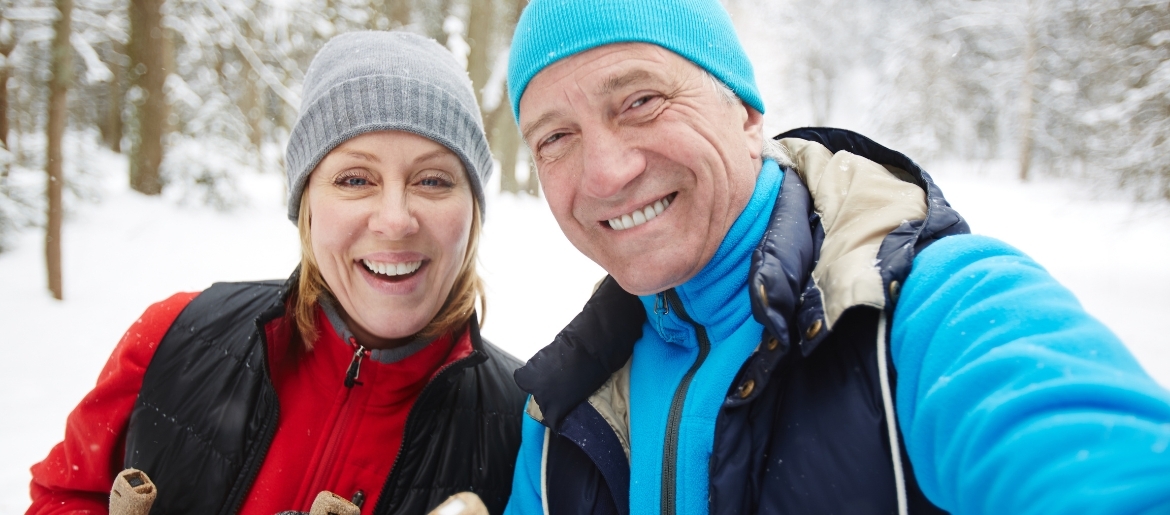 Verliebt durch den Schnee stapfen