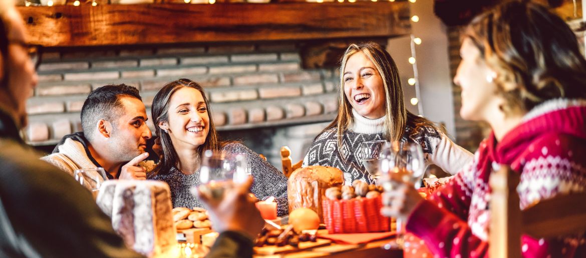 Single Freunde feiern zusammen Weihnachten